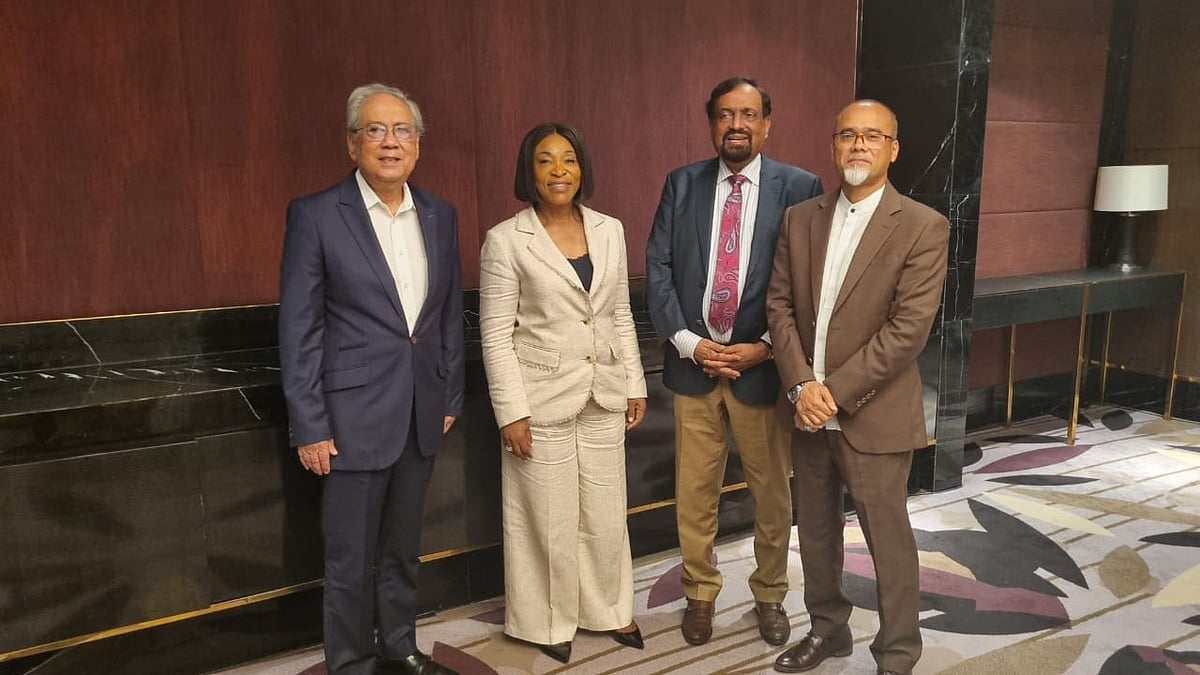 বাংলাদেশ সফররত কমনওয়েলথ মহাসচিব শার্লি বচওয়ের (বাঁ থেকে দ্বিতীয়) সঙ্গে বৈঠক করেন জাতীয় পার্টির একাংশের চেয়ারম্যান আনিসুল ইসলাম মাহমুদ (বাঁ থেকে প্রথম) ও মহাসচিব রুহুল আমিন হাওলাদার (ডান থেকে দ্বিতীয়)। ২৩ নভেম্বর