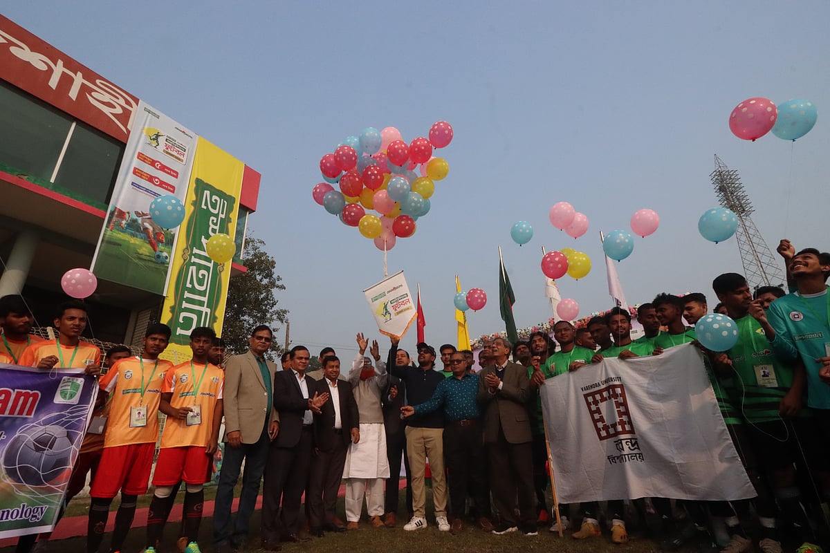 ইস্পাহানি-প্রথম আলো তৃতীয় আন্তবিশ্ববিদ্যালয় ফুটবল টুর্নামেন্টের রাজশাহী পর্বের উদ্বোধন হয়েছে আজ।