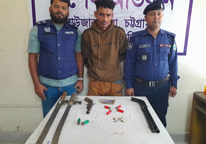 চট্টগ্রামের রাউজানের সুলতানপুর সরকারপাড়া থেকে উদ্ধার করা  অস্ত্রসহ গ্রেপ্তার আবু সাইদ