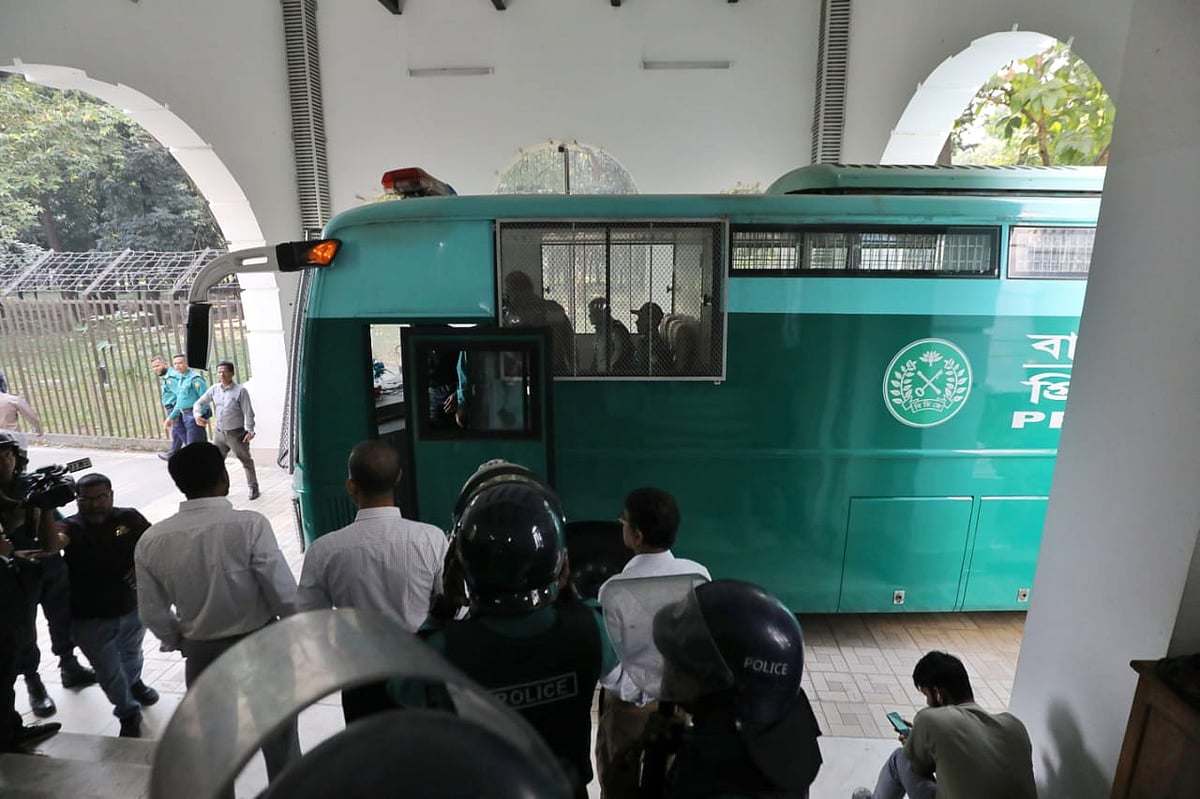 আন্তর্জাতিক অপরাধ ট্রাইব্যুনালে আনা হয়েছে সেনা কর্মকর্তাদের। আজ রোববার সকালে