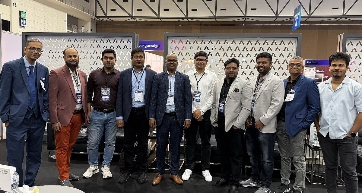 প্রদর্শনীতে অংশ নেওয়া বাংলাদেশের সফটওয়্যার প্রতিষ্ঠানগুলোর প্রতিনিধিদের একাংশ