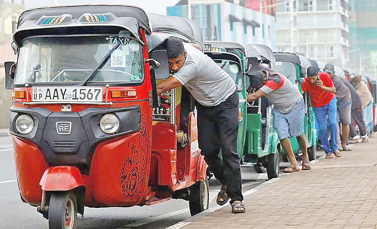 উচ্চ সুদের ঋণ শ্রীলঙ্কাকে দীর্ঘমেয়াদি সংকটে ফেলে দিয়েছে