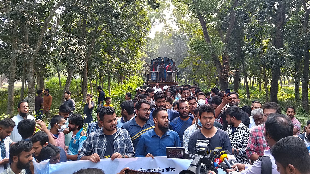 বিসিএসের লিখিত পরীক্ষা পেছানোর দাবিতে দ্বিতীয় দিনের মতো আন্দোলন করছেন বাংলাদেশ কৃষি বিশ্ববিদ্যালয়ের (বাকৃবি) একদল শিক্ষার্থী। আজ রোববার বিশ্ববিদ্যালয় ক্যাম্পাসের আবদুল জব্বার মোড়সংলগ্ন রেললাইনে