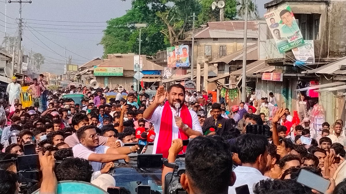 নোয়াখালী-৬ আসনে বিএনপির প্রার্থী পরিবর্তনের দাবিতে বিক্ষোভ সমাবেশে বক্তব্য দেন বিএনপি নেতা তানভীর উদ্দিন। আজ দুপুরে উপজেলার আফাজিয়া বাজারে