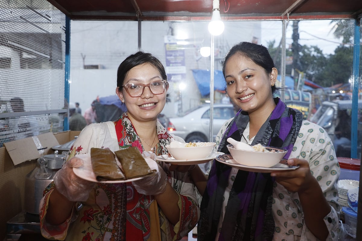 নিজেদের তৈরি  করা খাবার হাতে দুই বোন জয়া চাকমা ও বিজয়া চাকমা। সম্প্রতি তোলা