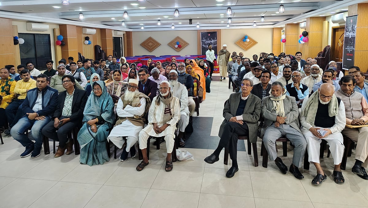 চাঁপাইনবাবগঞ্জে প্রথম আলোর সুধী সমাবেশ অনুষ্ঠানে অতিথিরা। আজ রোববার বিকেলে নবাবগঞ্জ ক্লাব (টাউন ক্লাব) মিলনায়তনে