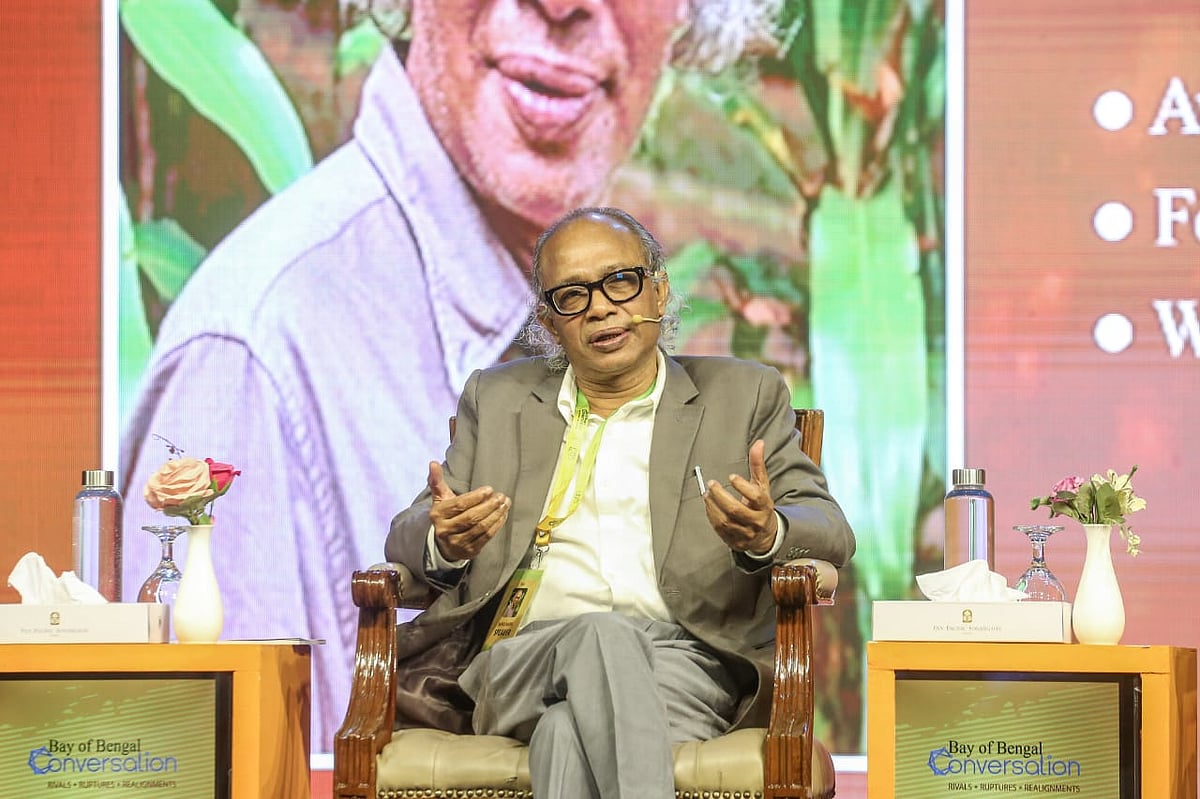 বে অব বেঙ্গল কনভারসেশন ২০২৫ সম্মেলনের দ্বিতীয় দিনে ‘কীভাবে ভুয়া তথ্য শাসনব্যবস্থার হাতিয়ার হয়ে উঠল’ শীর্ষক আলোচনায় নিউ এজ-এর সম্পাদক নূরুল কবীর। আজ রোববার রাজধানীর সোনারগাঁও হোটেলে