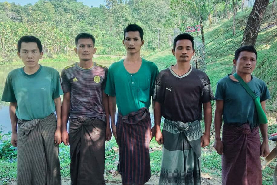 বান্দরবানের নাইক্ষ্যংছড়ি সীমান্ত দিয়ে বাংলাদেশে অনুপ্রবেশের সময় বিজিবির হাতে আটক মিয়ানমারের পাঁচ নাগরিক। আজ রোববার দুপুরে