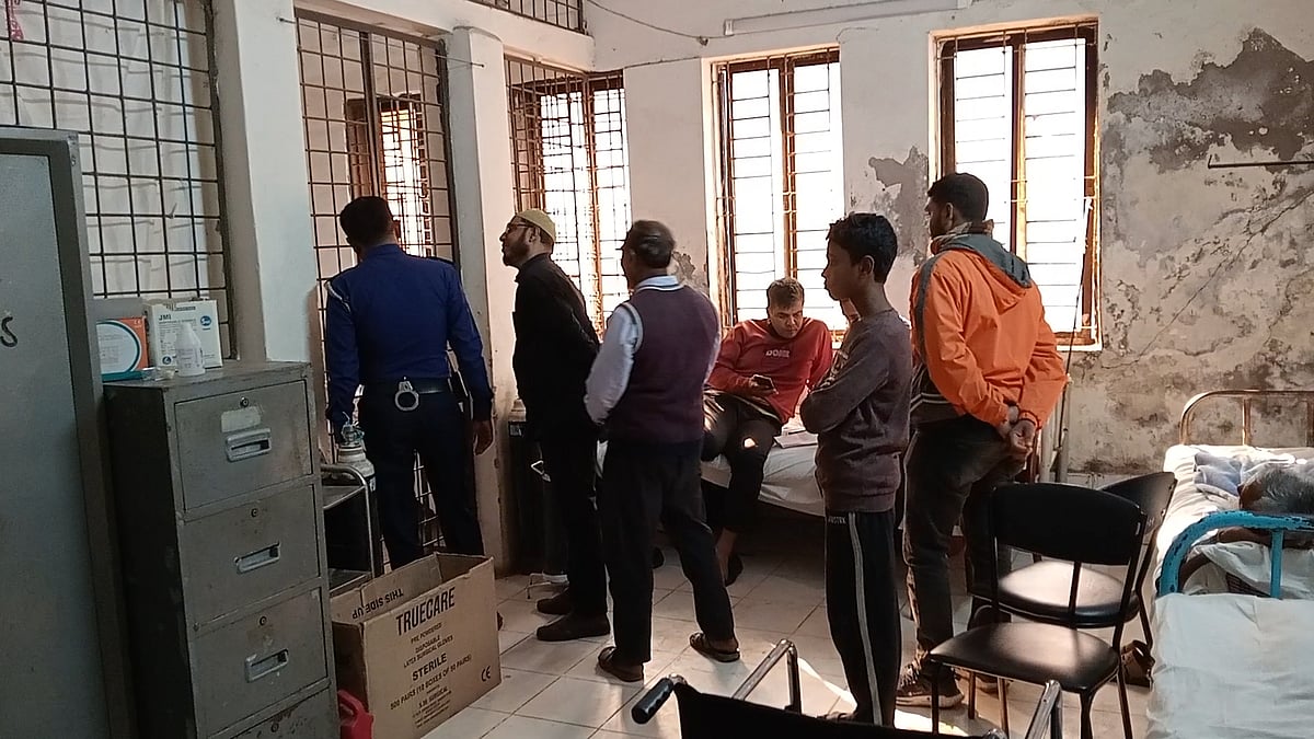 হতাহত দুজনকে উদ্ধার করে পিরোজপুর সদর হাসপাতালে নেওয়া হয়। আজ রোববার সকালে