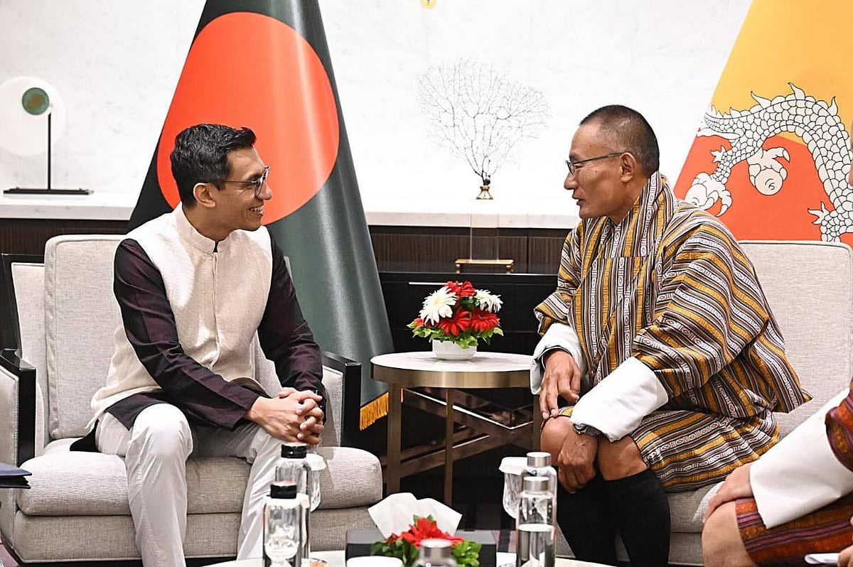 ভুটানের প্রধানমন্ত্রী দাশো শেরিং তোবগের সঙ্গে বৈঠকে বাংলাদেশ বিনিয়োগ উন্নয়ন কর্তৃপক্ষ (বিডা) ও বাংলাদেশ অর্থনৈতিক অঞ্চল কর্তৃপক্ষের (বেজা) নির্বাহী চেয়ারম্যান আশিক চৌধুরী। আজ রোববার ঢাকার একটি হোটেলে