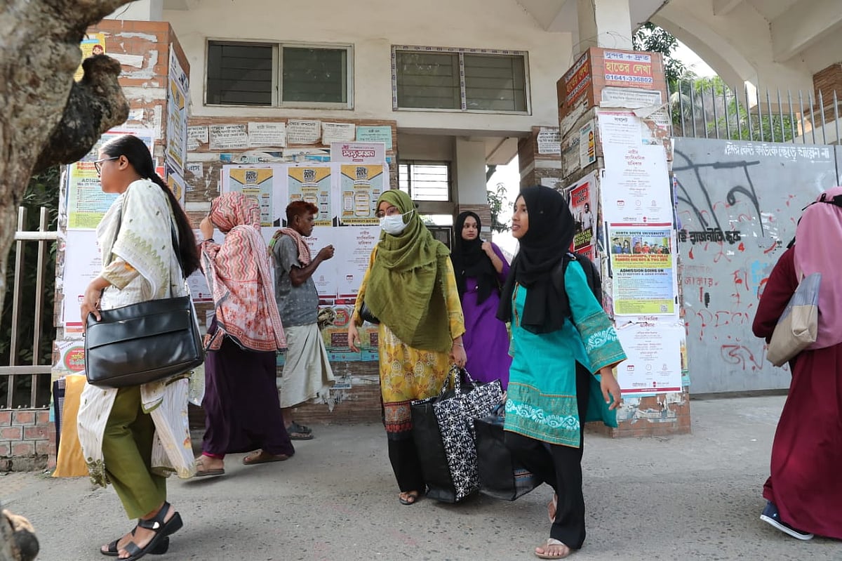 সকালে হাজী মুহম্মদ মুহসীন হল পরিদর্শন করে বিশেষজ্ঞ দল
