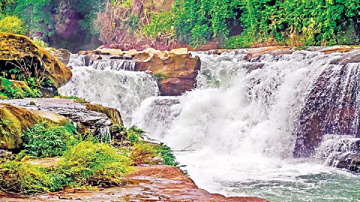 বান্দরবানের থানচি উপজেলার রেমাক্রির নাফাখুম ঝরনা