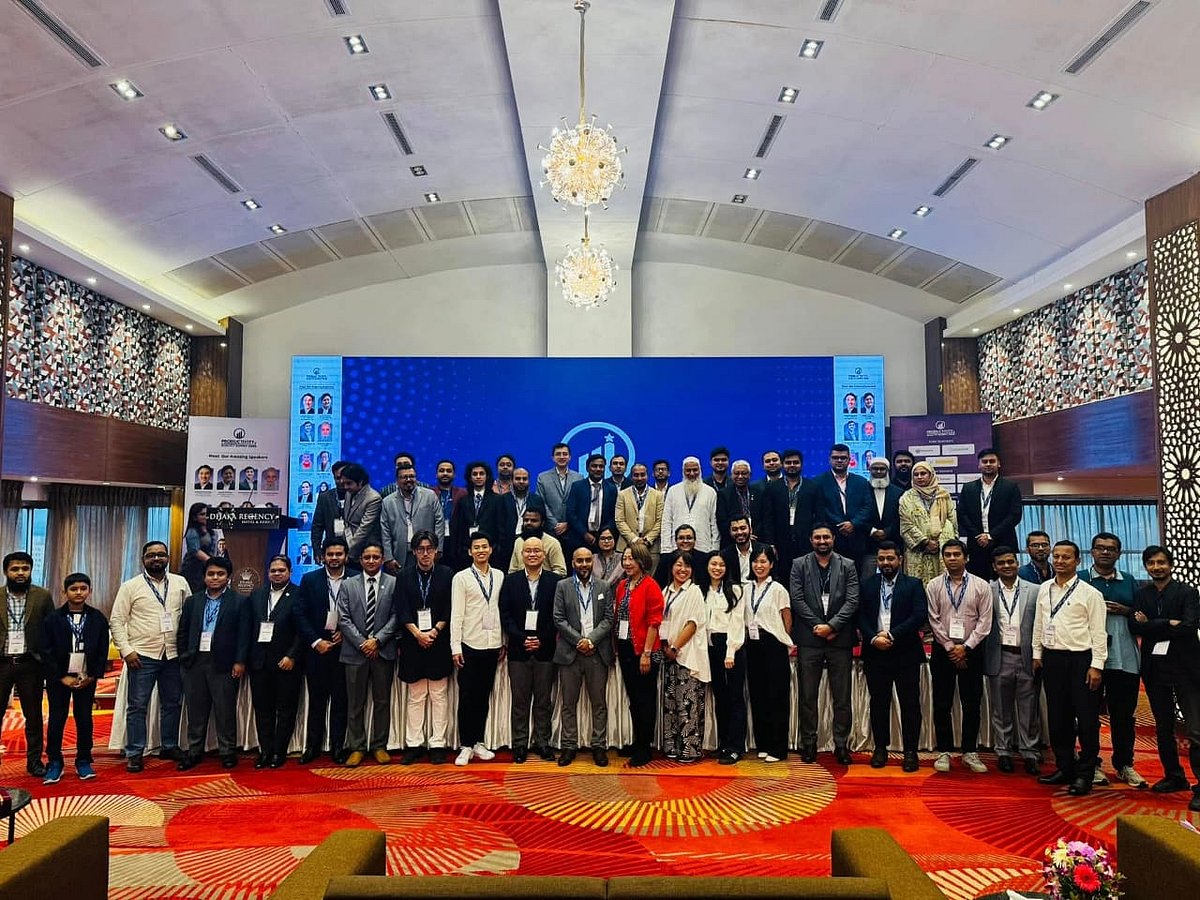 উৎপাদনশীলতা ও মানোন্নয়ন সম্মেলনে অতিথিদের সঙ্গে অংশগ্রহণকারীরা। সম্প্রতি ঢাকা রিজেন্সি হোটেলে