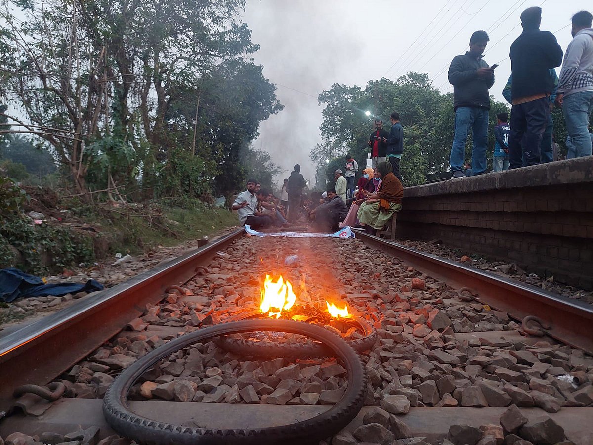 বিসিএসের লিখিত পরীক্ষা পেছানোর দাবিতে দ্বিতীয় দিনের মতো রেলপথ অবরোধ করেন রাজশাহী বিশ্ববিদ্যালয়ের একদল শিক্ষার্থী। আজ রোববার বিকেলে রাজশাহী বিশ্ববিদ্যালয়ের স্টেশন বাজারসংলগ্ন রেলপথে