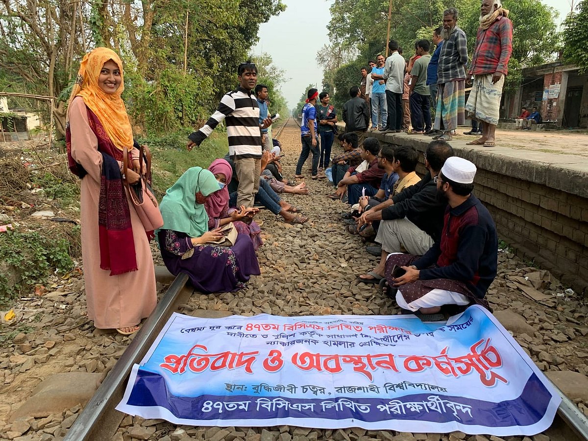৪৭তম বিসিএসের লিখিত পরীক্ষা পেছানোর দাবিতে রাজশাহীতে শিক্ষার্থীদের রেলপথ অবরোধ। স্টেশন বাজারসংলগ্ন রেললাইন, রাজশাহী, ২৩ নভেম্বর