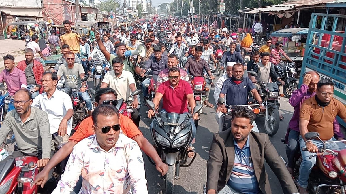 সাতক্ষীরা-২ আসনে দলের প্রাথমিক মনোনয়ন বাতিলের দাবিতে স্থানীয় বিএনপির একাংশের মোটরসাইকেল শোভাযাত্রা। রোববার দুপুর ১২টায় বিনেরপোতা জিরো পয়েন্ট সংলগ্ন সাতক্ষীরা–খুলনা মহাসড়কে