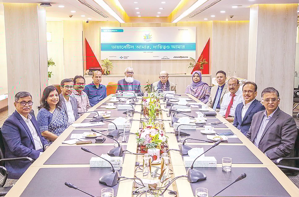 ডায়াবেটিস আমার, দায়িত্বও আমার– শীর্ষক বৈঠকে আলোচকেরা। গতকাল রাজধানীর কারওয়ান বাজারে প্রথম আলো কার্যালয়ে