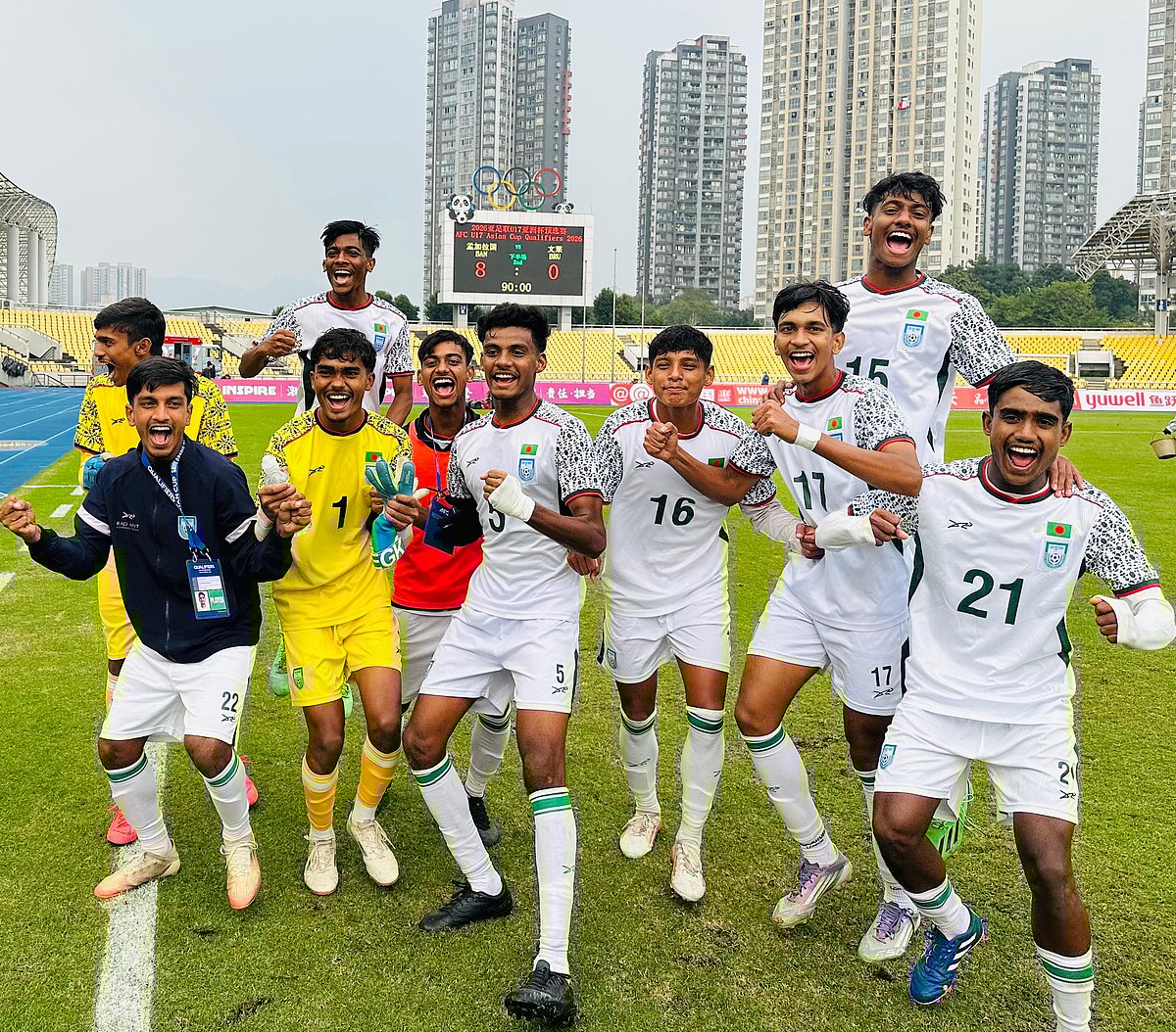 বড় ব্যবধানে জয়ের আনন্দ বাংলাদেশ অনূর্ধ্ব–১৭ দলের খেলোয়াড়দের