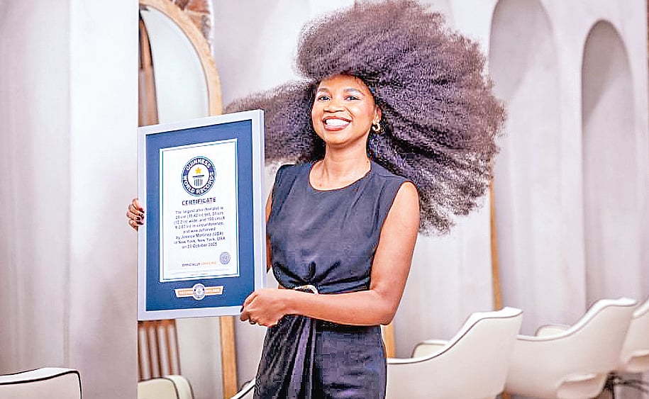 গিনেস ওয়ার্ল্ড রেকর্ডসের সনদ হাতে জেসিকা এল মার্টিনেজ