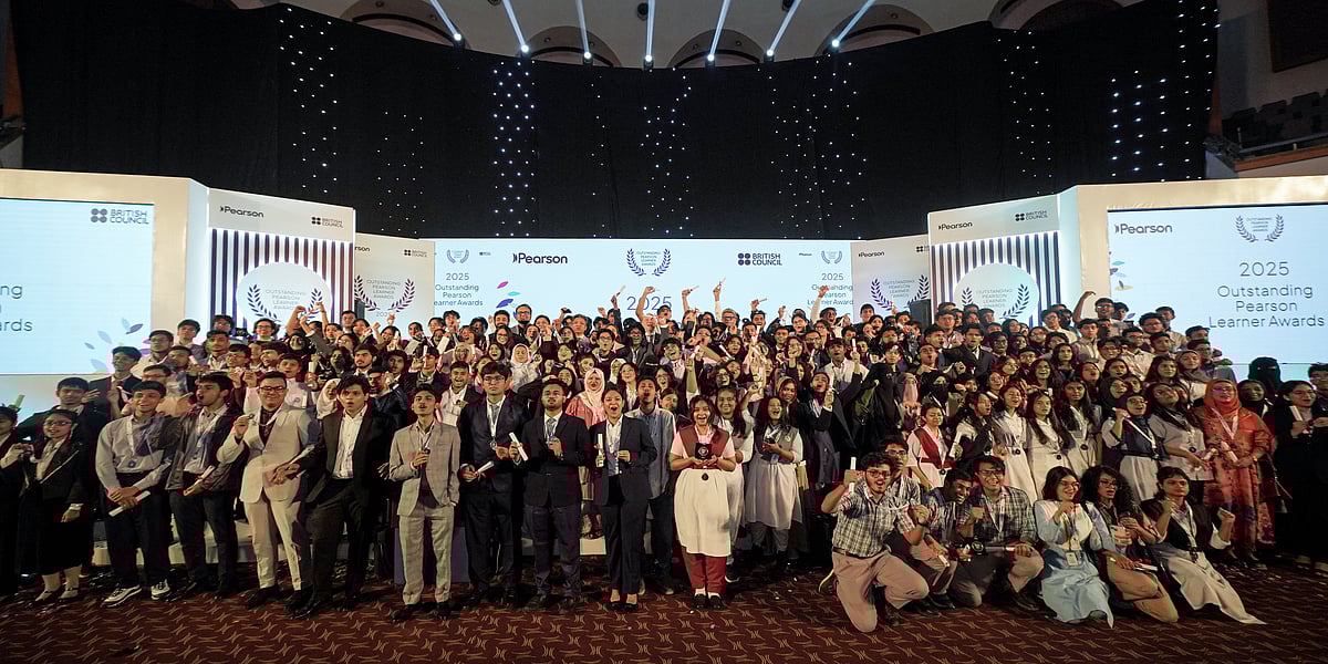 বাংলাদেশ-চীন মৈত্রী সম্মেলন কেন্দ্রের হল অব ফেমে সম্মাননা পাওয়া শিক্ষার্থী, অতিথি ও আয়োজকেরা