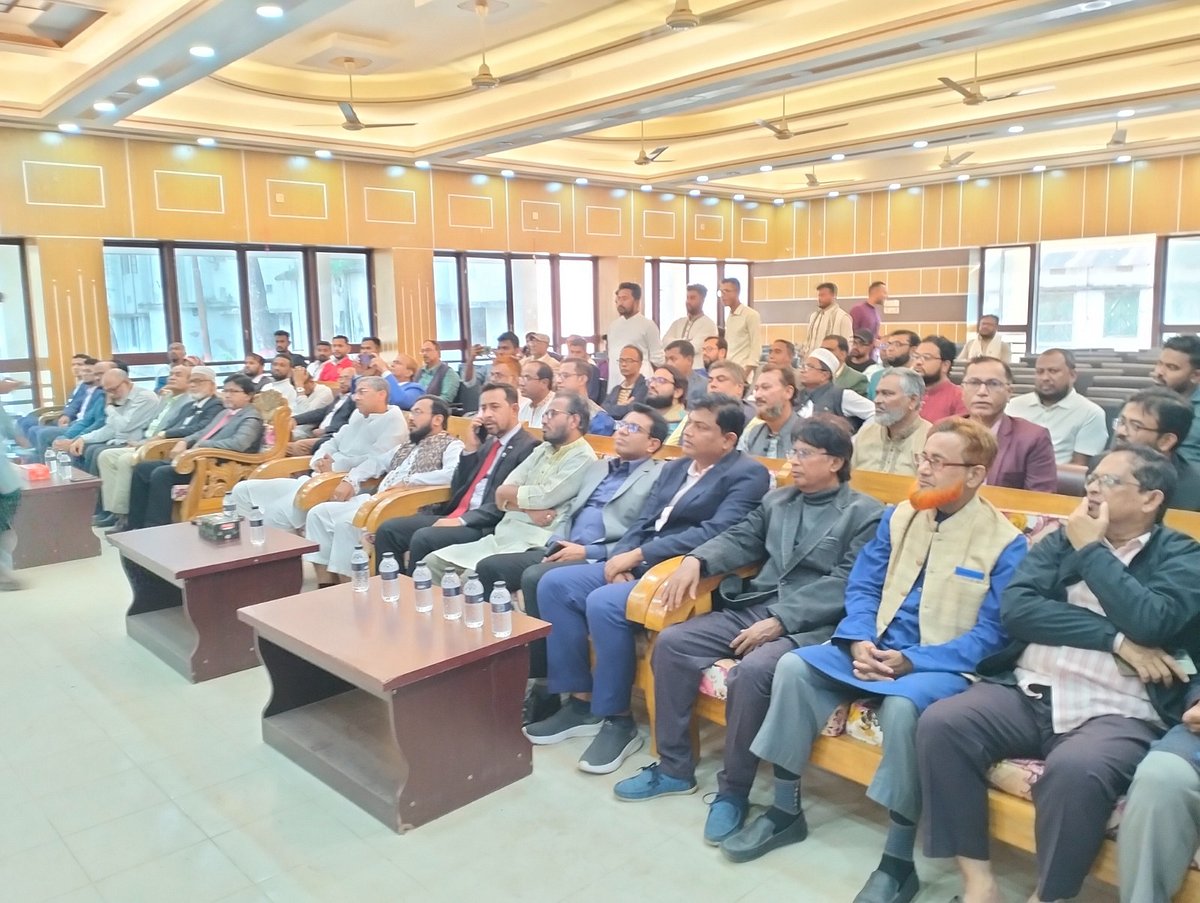 লক্ষ্মীপুর উপজেলা পরিষদ মিলনায়তনে আয়োজিত প্রথম আলোর সুধী সমাবেশে উপস্থিত অতিথিরা। আজ বিকেলে।