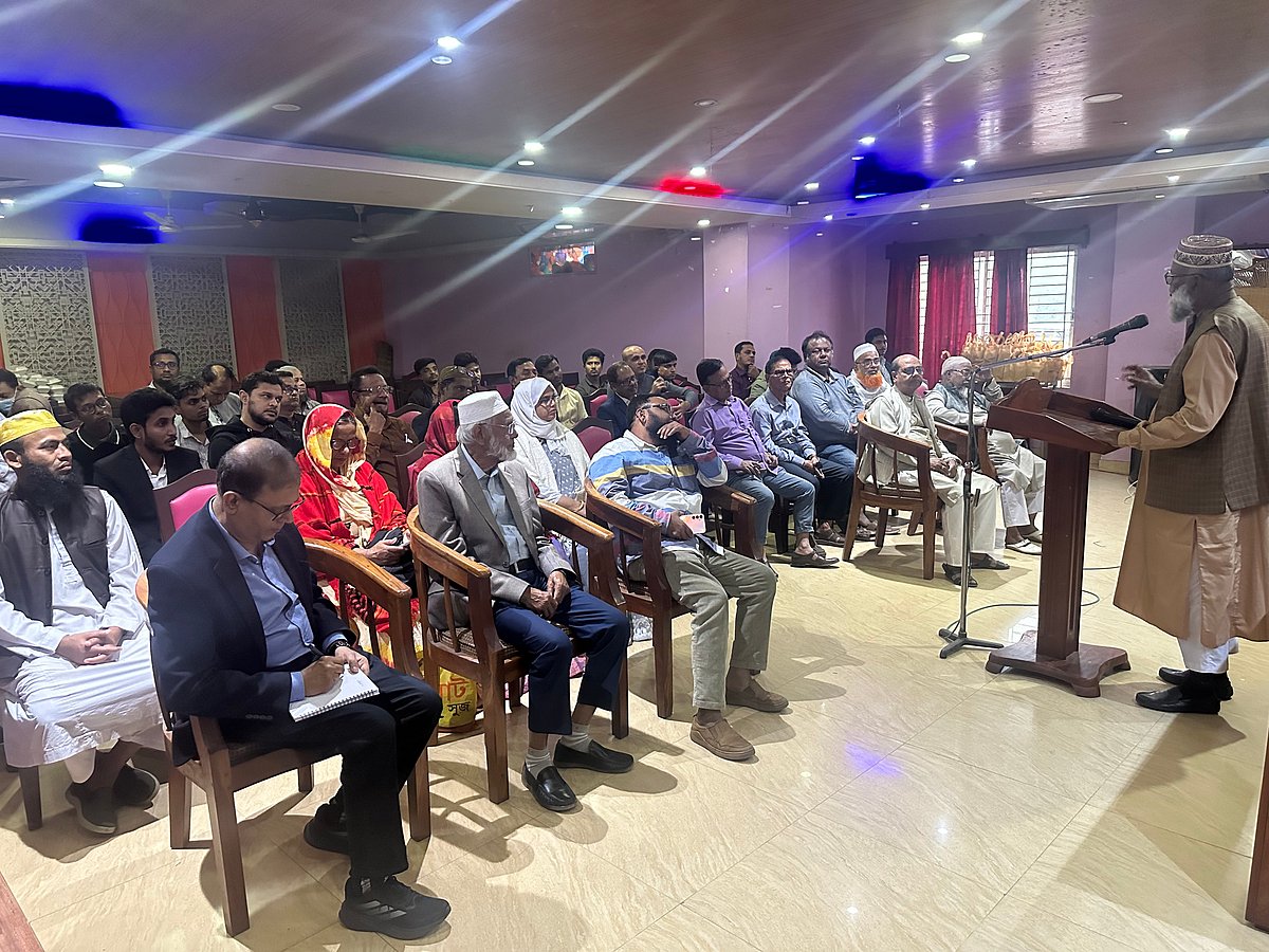 প্রথম আলোর সুধী সমাবেশে আমন্ত্রিত অতিথিরা। গতকাল বিকেলে ঝিনাইদহ শহরের এইচএসএস রোডের ফুড সাফারির হলরুমে