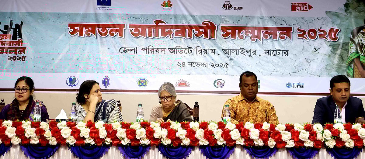 নাটোরে ‘সমতল আদিবাসী সম্মেলনে’ অতিথিরা। সোমবার দুপুরে নাটোর জেলা পরিষদ মিলনায়তনে