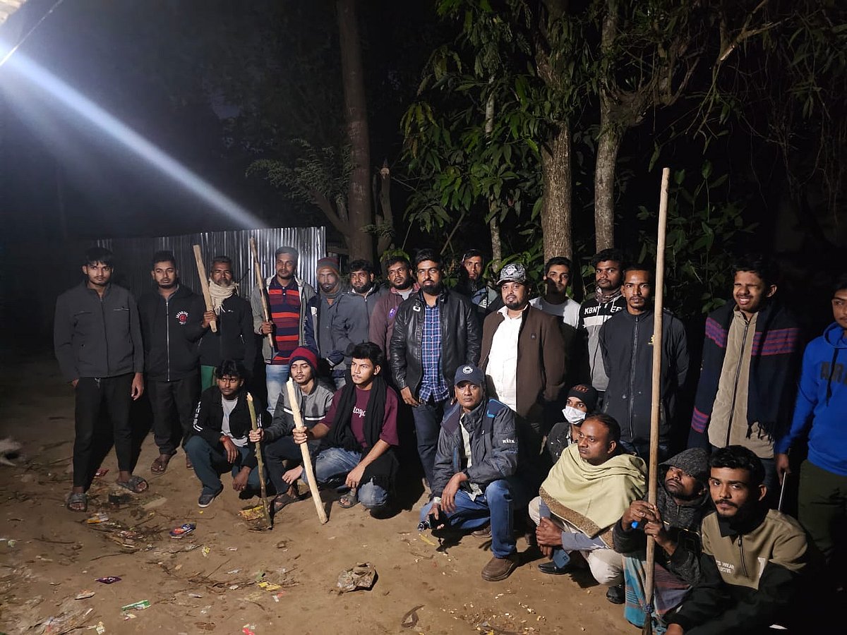 প্রতিদিনই রাত হলেই গ্রামের গুরুত্বপূর্ণ সড়কে লাঠি হাতে পাহারায় বসেন তরুণেরা। উপজেলার হিঙ্গুলী ইউনিয়নের আজমনগর এলাকা থেকে তোলা