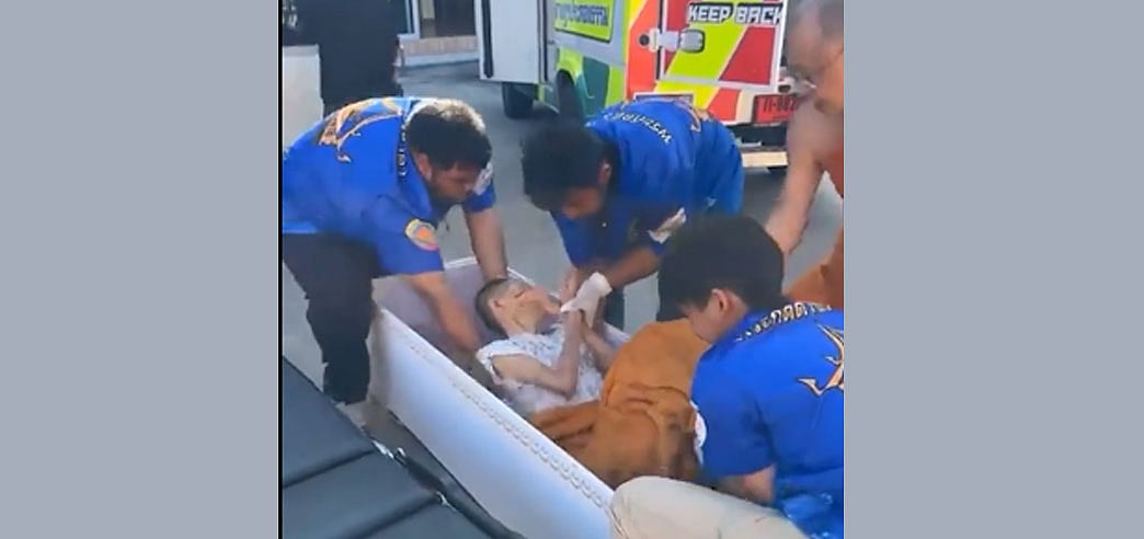 সৎকারের প্রস্তুতি নেওয়ার সময় কফিনের ভেতর থেকে নারীর ক্ষীণ শব্দ শোনা যায়