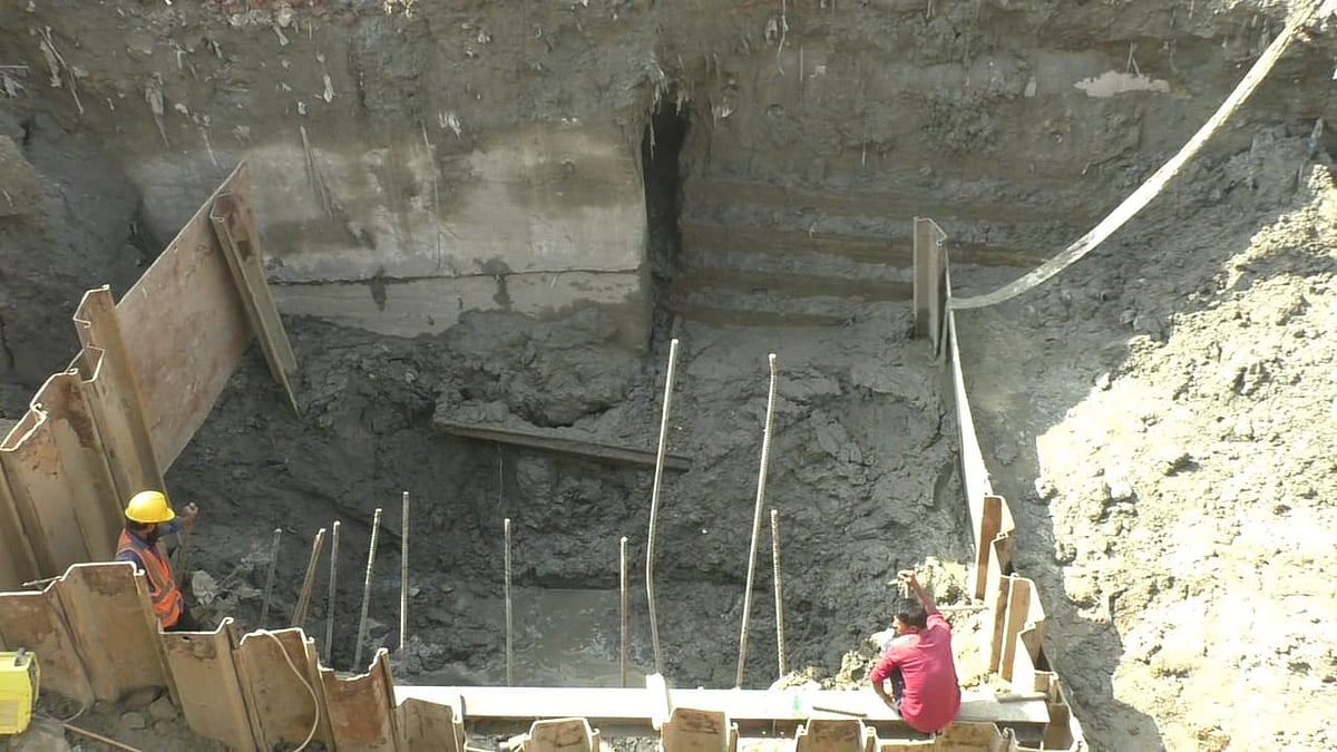 নারায়ণগঞ্জের পঞ্চবটি-মুক্তারপুর উড়ালসড়কের পাইলিংয়ের সময় ফেটে যাওয়া পাইপলাইন মেরামতে মাটি খুঁড়ে কাজ করছে তিতাস গ্যাস কর্তৃপক্ষ। সোমবার দুপুরে নারায়ণগঞ্জের শাসনগাঁও এলাকা থেকে তোলা