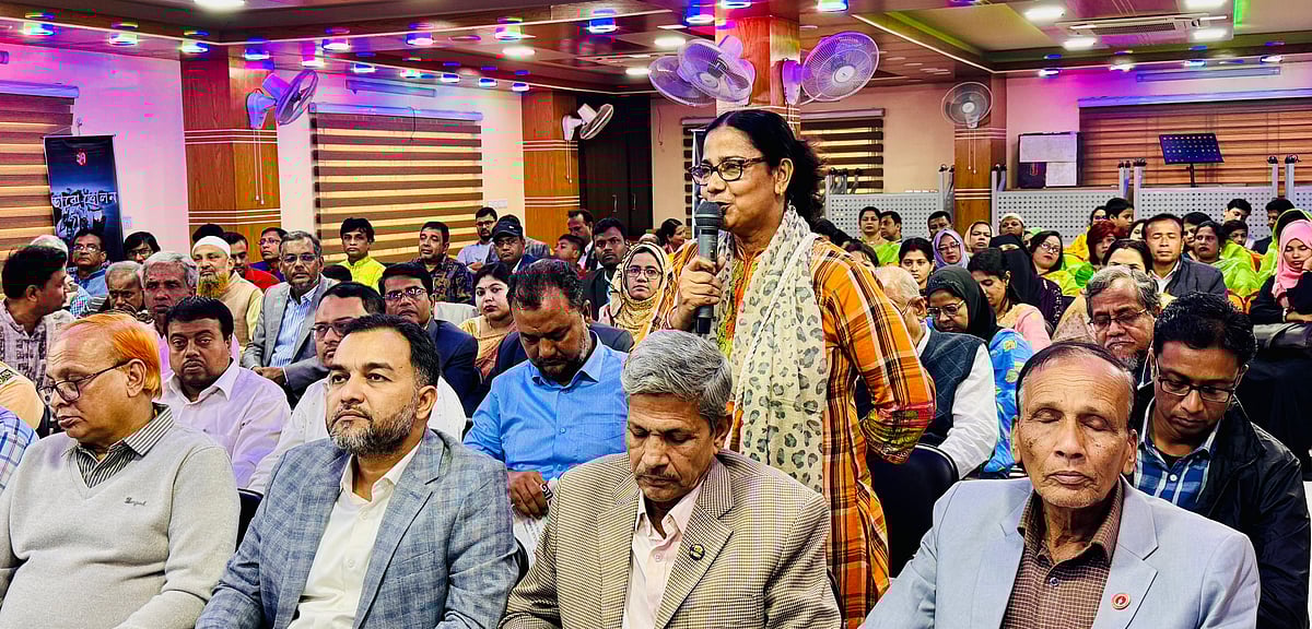 প্রথম আলো আয়োজিত সুধী সমাবেশে মতামত তুলে ধরেন পাঠকেরা। আজ সোমবার বিকেলে নওগাঁর মৌসুমী বিদ্যানিকেতন মিলনায়তনে