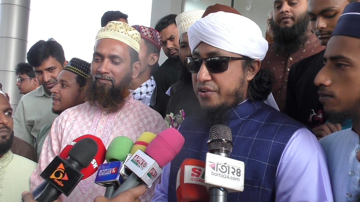 সৈয়দপুর বিমানবন্দরে সাংবাদিকদের সঙ্গে কথা বলেন ইসলামী বক্তা গিয়াস উদ্দিন তাহেরী। সোমবার দুপুর দুইটার দিকে