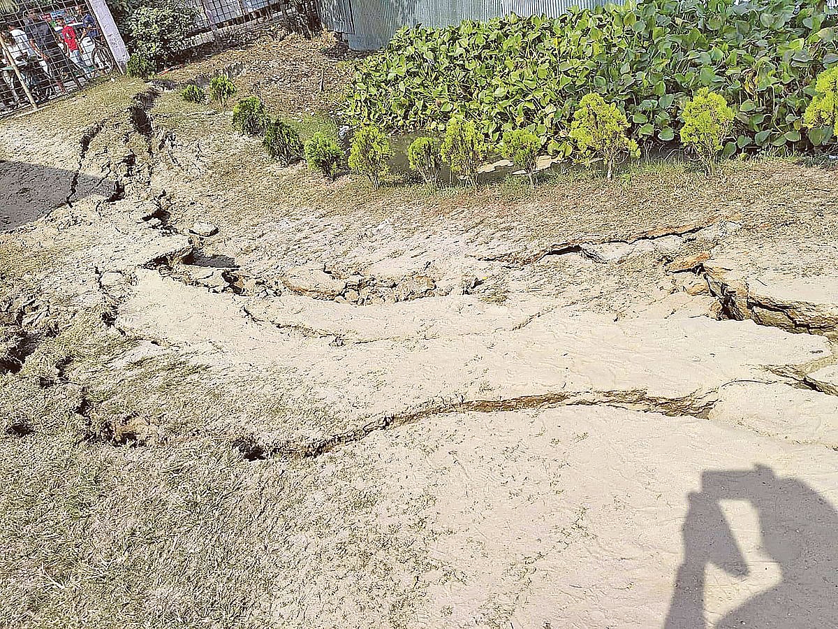 শুক্রবার সকালের ভূমিকম্পে নরসিংদীর পলাশে কাঁচা রাস্তায় ফাটল দেখা দেয়