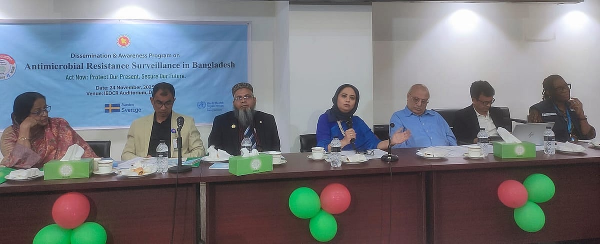 অ্যান্টিবায়োটিকের কার্যকারিতা নিয়ে সরকারের রোগতত্ত্ব, রোগ নিয়ন্ত্রণ ও গবেষণাপ্রতিষ্ঠান আইইডিসিআরের পর্যবেক্ষণ তুলে ধরতে আয়োজিত অনুষ্ঠানে উপস্থিত অতিথিরা। আজ সোমবার রাজধানীর মহাখালীতে আইইডিসিআর মিলনায়তনে