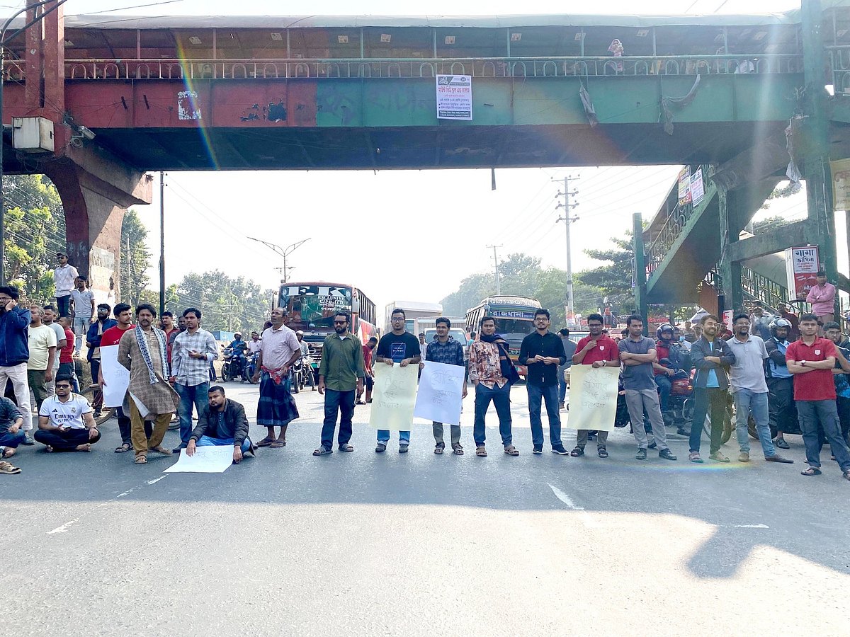 ৪৭তম বিসিএসের লিখিত পরীক্ষা পেছানোর দাবিতে ঢাকা-আরিচা মহাসড়ক অবরোধ করে বিক্ষোভ করেছেন জাহাঙ্গীরনগর বিশ্ববিদ্যালয়ের একদল শিক্ষার্থী। আজ সোমবার দুপুরে জাহাঙ্গীরনগর বিশ্ববিদ্যালয়ের প্রধান ফটকসংলগ্ন ঢাকা-আরিচা মহাসড়কে