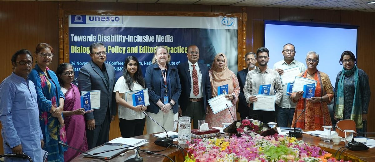‘গণমাধ্যমে প্রতিবন্ধী ব্যক্তি ও প্রতিবন্ধিতার অন্তর্ভুক্তি: সম্পাদকীয় নীতি ও চর্চা’ শীর্ষক এক সংলাপে অংশগ্রহণকারীরা