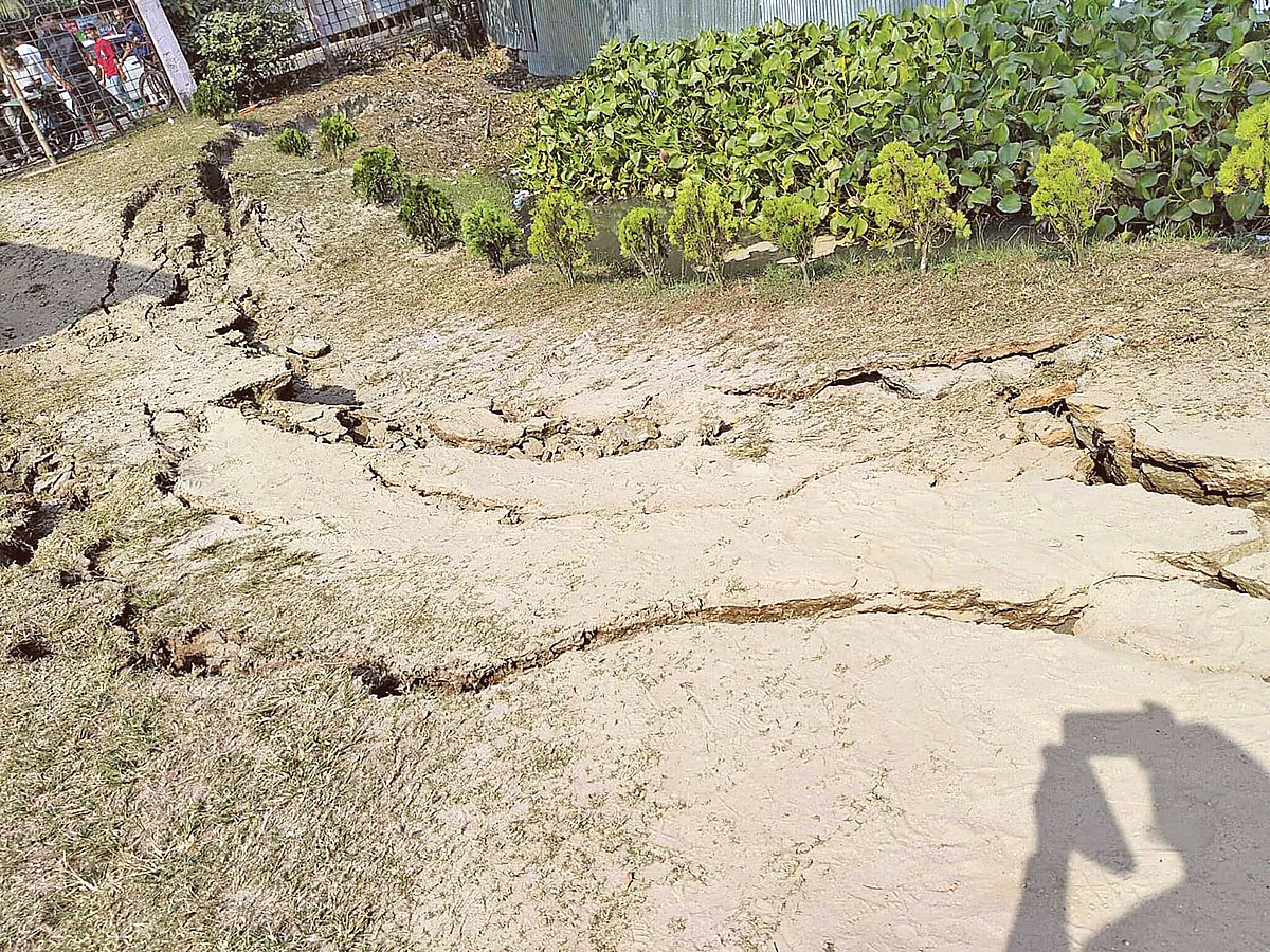 শুক্রবার সকালের ভূমিকম্পে নরসিংদীর পলাশে কাঁচা রাস্তায় ফাটল দেখা দেয়