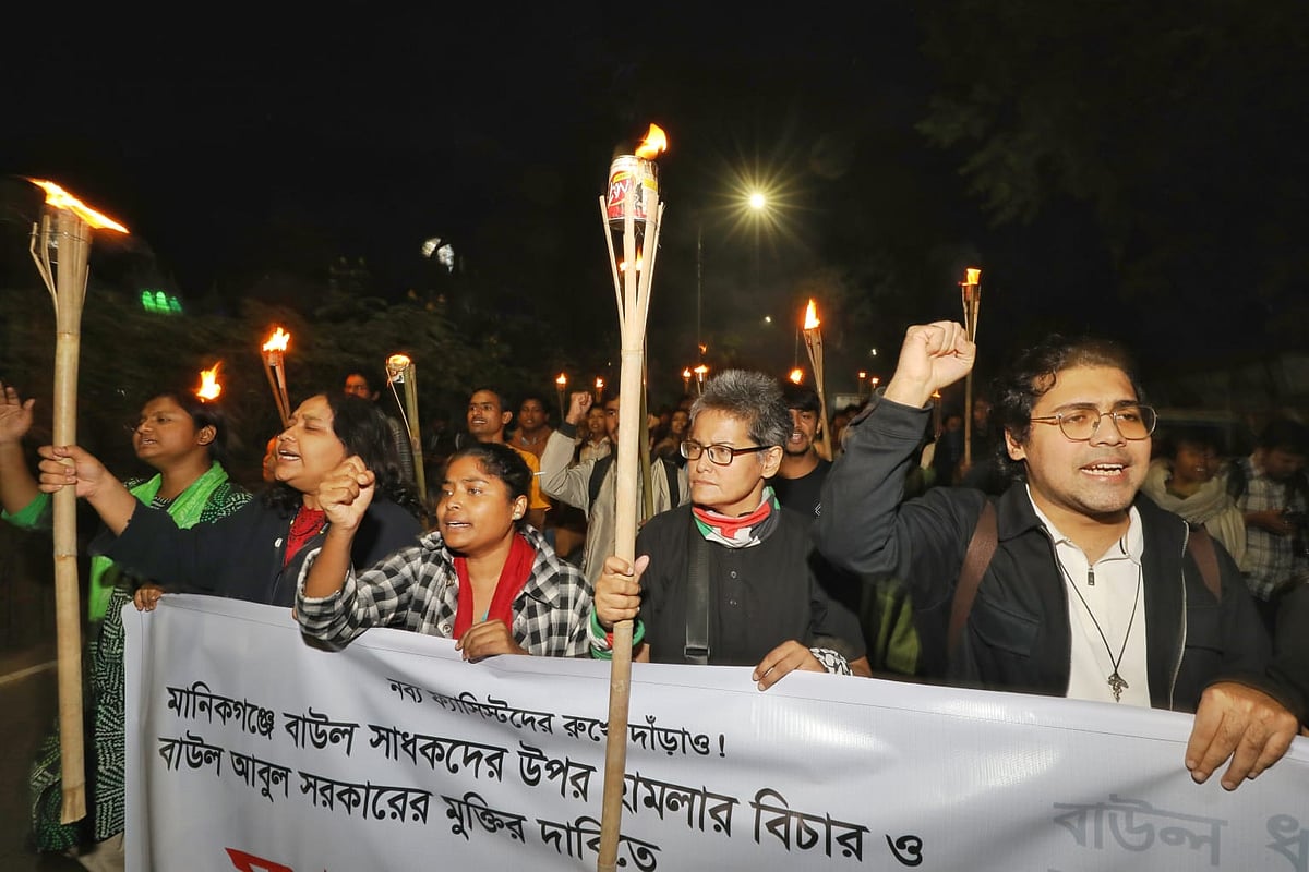 বাউলদের ওপর হামলার প্রতিবাদে গণতান্ত্রিক ছাত্র জোটের উদ্যোগ ঢাকা বিশ্ববিদ্যালয়ে মশালমিছিল বের করা হয়। ঢাকা, ২৪ নভেম্বর
