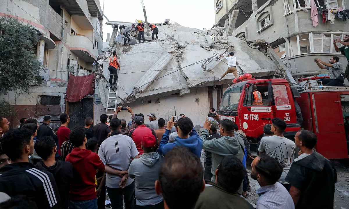 যুদ্ধবিরতির পরও ইসরায়েলি হামলায় ধসে যাওয়া একটি ভবন