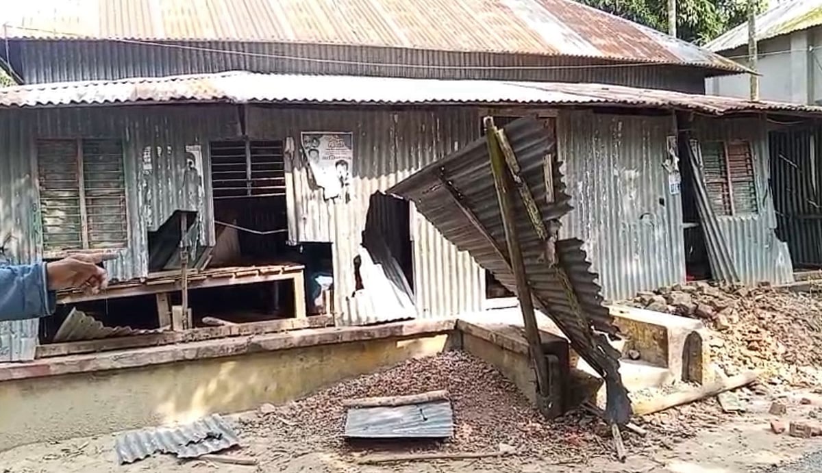 ফরিদপুরের বোয়ালমারী উপজেলায় দুই শিশুর মারামারিকে কেন্দ্র করে কয়েকটি বাড়িঘরে হামলা, ভাঙচুরের ঘটনা ঘটে। আজ সকালে পরমেশ্বরদী ইউনিয়নের পশ্চিমপাড়ায়