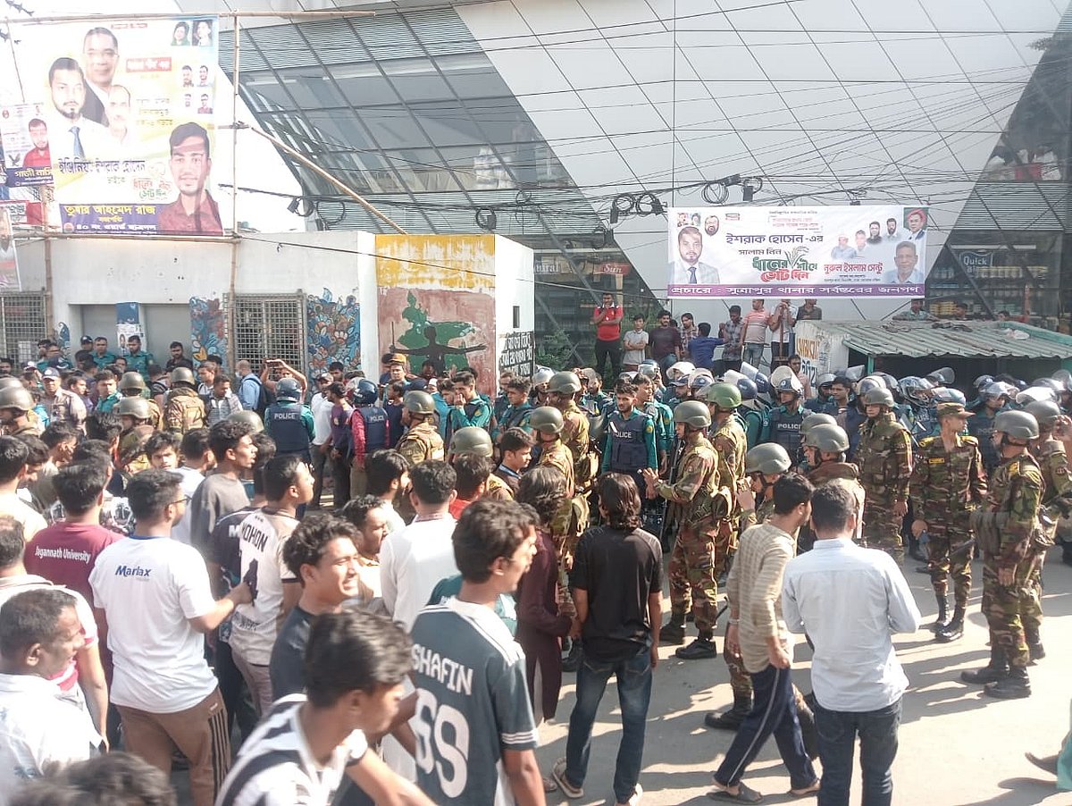 মারধরে অভিযুক্ত তিন ট্রাফিক সহায়ককে পুলিশ বক্সে ঘিরে রাখেন জগন্নাথ বিশ্ববিদ্যালয়ের শিক্ষার্থীরা