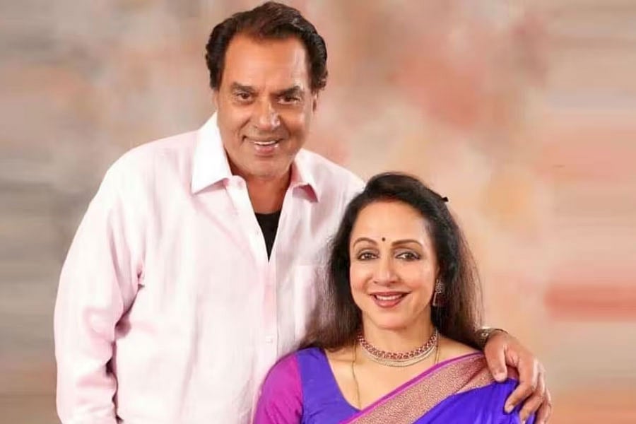 ধর্মেন্দ্র ও হেমা মালিনী। ছবি: এক্স থেকে