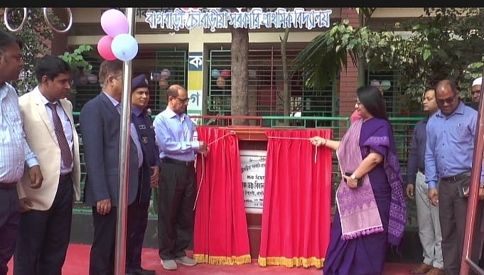 টাঙ্গাইল সদর উপজেলার কাটুলি ইউনিয়নের বাগবাড়ি চৌবাড়ী সরকারি প্রাথমিক বিদ্যালয়ের নবনির্মিত খেলার মাঠ উদ্বোধন করছেন প্রাথমিক ও গণশিক্ষা উপদেষ্টা অধ্যাপক বিধান রঞ্জন রায় পোদ্দার