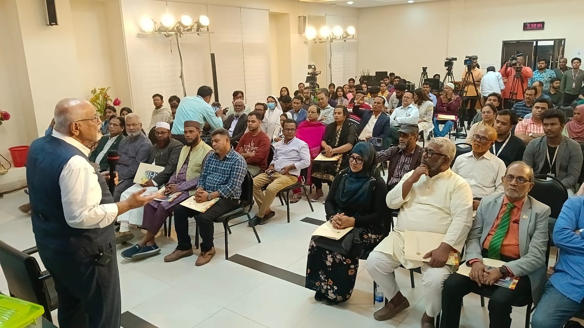 ময়মনসিংহে ‘নাগরিক প্ল্যাটফর্ম’ আয়োজিত প্রাক্‌-নির্বাচনী আঞ্চলিক পরামর্শ সভায় বক্তব্য দেন সিপিডির সম্মাননীয় ফেলো ও নাগরিক প্ল্যাটফর্মের আহ্বায়ক দেবপ্রিয় ভট্টাচার্য। সোমবার বিকেলে ময়মনসিংহ নগরের চরকালিবাড়ি এলাকার ব্র্যাক লার্নিং সেন্টারের হলরুমে