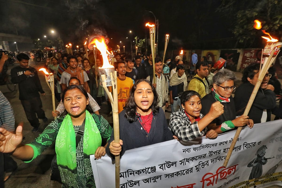 মানিকগঞ্জে পালাকার আবুল সরকারকে গ্রেপ্তার এবং তাঁর অনুসারীদের ওপর হামলার প্রতিবাদ জানাচ্ছে নানা সংগঠন। আজ সোমবার ঢাকা বিশ্ববিদ্যালয়ে মিছিল করে গণতান্ত্রিক ছাত্র জোট