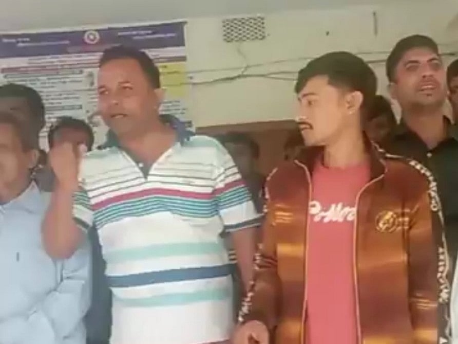 রাজশাহীর বাগমারার যোগীপাড়া ইউনিয়ন পরিষদের (ইউপি) চেয়ারম্যানের কক্ষে তালা দিয়ে বিএনপির নেতা–কর্মীদের বিক্ষোভ। গতকাল রোববার দুপুরে তোলা