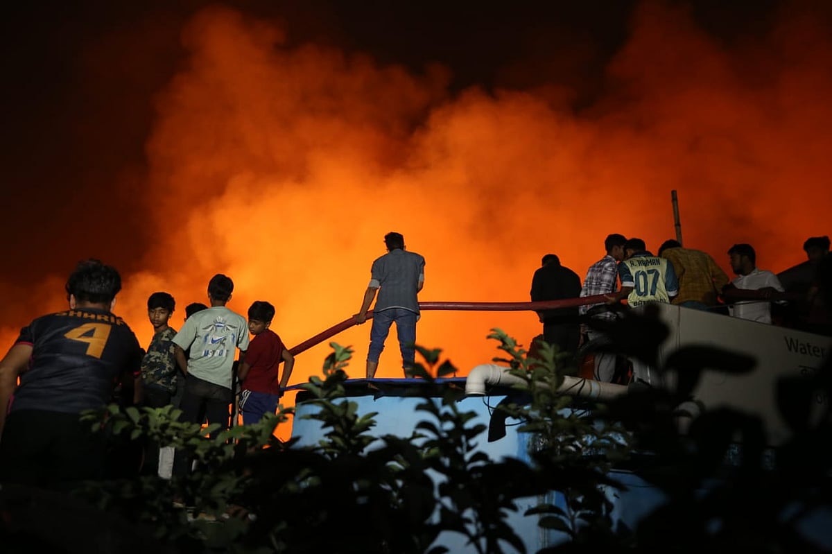 ফায়ার সার্ভিসের কর্মীদের সঙ্গে আগুন নেভানোর কাজে হাত লাগান বস্তির বাসিন্দারাও