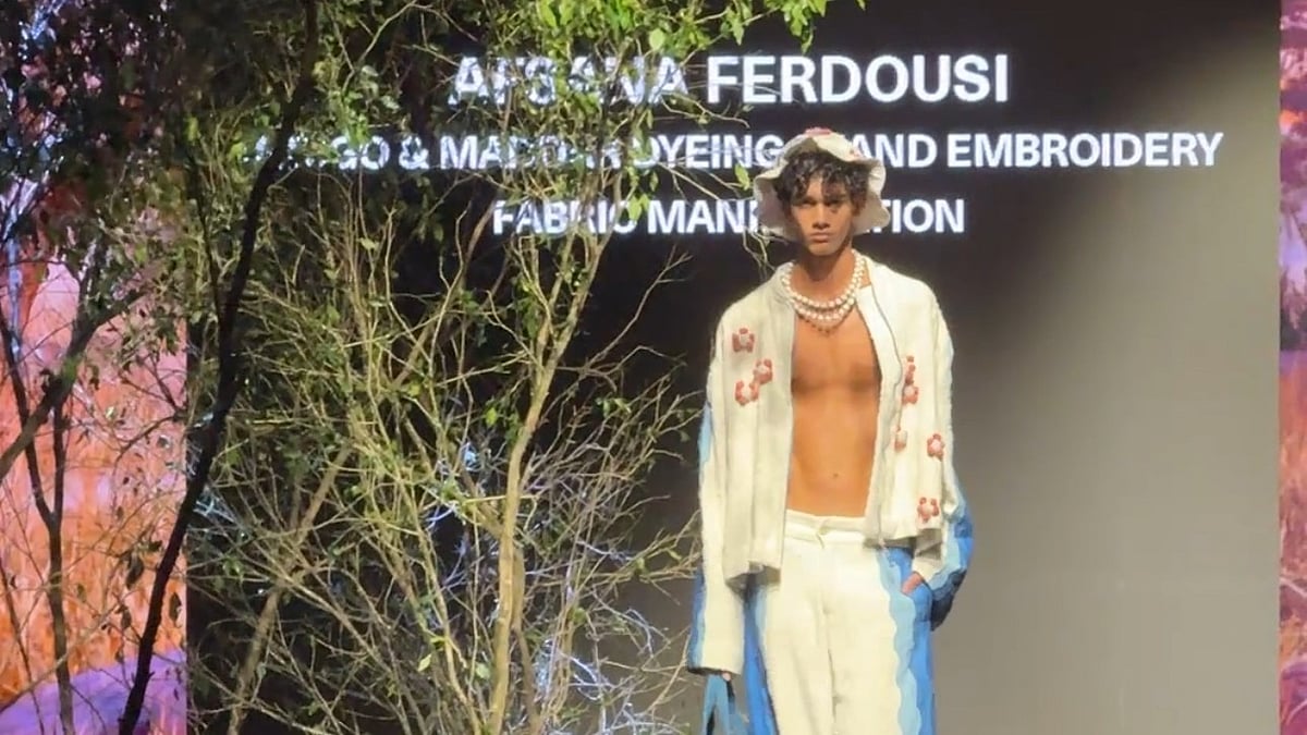 আফসানা ফেরদৌসীর পোশাকে মডেল