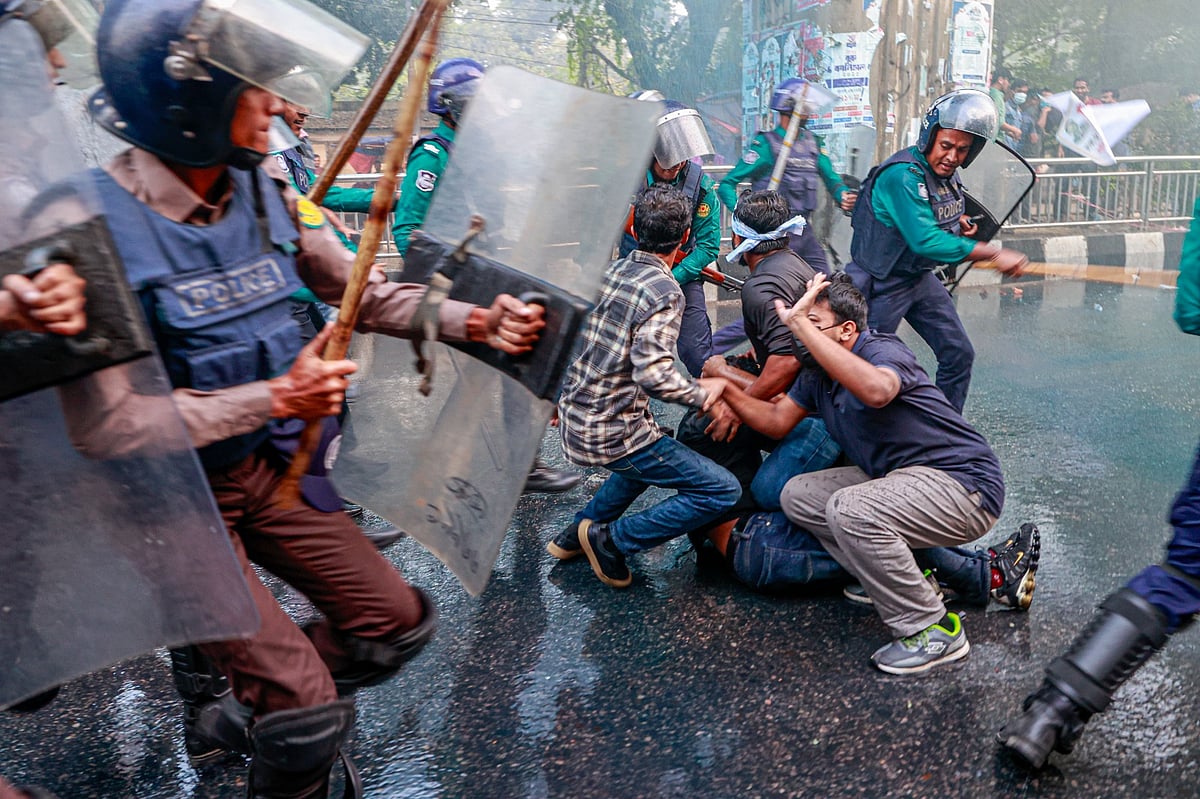 ৪৭তম বিসিএসের লিখিত পরীক্ষার তারিখ পেছানোর দাবিতে আন্দোলনকারীদের ওপর পুলিশের লাঠিচার্জ। আজ মঙ্গলবার বিকেলে রাজধানীর শাহবাগে