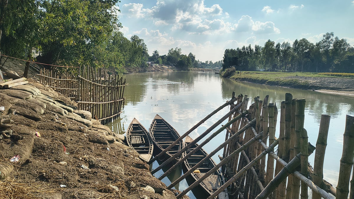 বাঁশের বান্ডালের পাশাপাশি জিও ব্যাগ দিয়ে জিঞ্জিরাম নদের তীরের ভাঙন রোধের চেষ্টা চলছে। গত শনিবার বিকেলে কুড়িগ্রামের রৌমারী উপজেলার যাদুরচর ইউনিয়নের বকবান্ধা এলাকার ব্যাপারীপাড়ায়